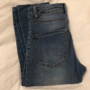 Jättefina blåa jeans i skön skinny-modell! Super stretchig byxa från Veromoda, storlek XXS. Säljer för 100kr + frakt. Kontakta mig för mer info💕