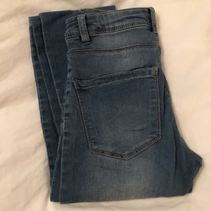 Skinny-jeans Veromoda - Jättefina blåa jeans i skön skinny-modell! Super stretchig byxa från Veromoda, storlek XXS. Säljer för 100kr + frakt. Kontakta mig för mer info💕