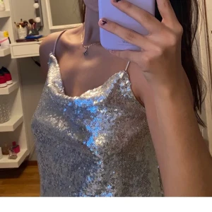 Topp - En topp från Nelly som är använd 1 gång. Jätteskönt tröja, köparen står för frakten💙