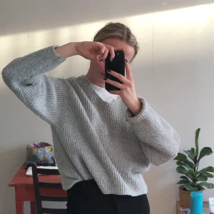 Stickad tröja - Mysig och skön stickad tröja💙 står XS i den men ser ut såhär på mig som brukar bära S. köpare betalar frakt 