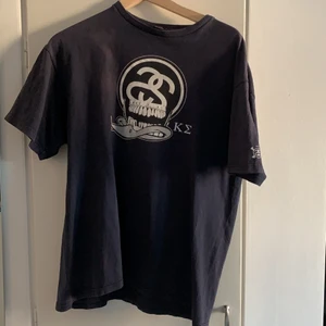 Stussy tee  - Storlek L men liten i storleken (sitter som storlek M. Vintage Från 2003-2006 