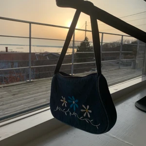 Sekond hand  - En jätte gullig handväska som jag köpte i somras på secondhand, aldrig använd av mig och har inga fläckar. Väskan är i ett jeansimiterat tyg. Priset kan diskuteras och köparen står för frakt, Det är bara att buda!!!!! 