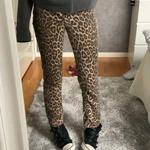 Zara jeans - Säljer dessa zara jeans som är i väldigt bra skick! Passar en storlek XS eller 32 ⚡️💛