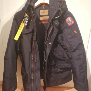Parajumper Right Hand Base Navy  - Den  köptes 2/2-21 och är använd 1-2 dagar, nästan ny. Inköpt på Johnells. Kvitto finns också!  Du får med dig alla tillbehör. Alla taggar/lappar, patch. Storlek XS men passar S, snabb affär går jag ner i pris.