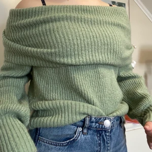 Stickad off shoulder  - Stickad off shoulder tröja från ginatricot(finns dock inte i butik), storlek S. Budgivning från 100kr, Avslutas på torsdag. Frakt 88kr