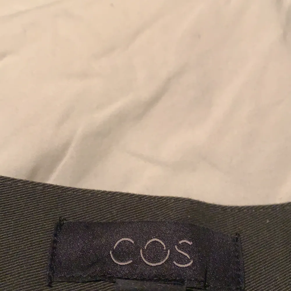 Ett par mörkgröna brallor från COS i kostymbyx material💖. Jeans & Byxor.