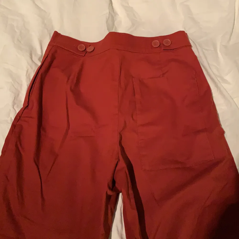 Ett par asballa röda byxor som jag hade behållt själv om det inte var för korta i benen för mig som är 170, iallafall för korta för min smak❤️ Från märket COS. Jeans & Byxor.