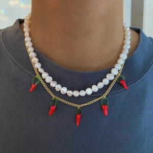 Handgjorda halsband  - DULCIS - Halsband med runda sötvattenspärlor och 24k guldpläterat lås 350kr CALIDI - Guldpläterad guldkedja med handgjorda chiliberlocker i glas 160kr🌶🌶 