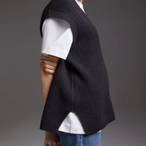 Ribbstickad slipover - Använd en gång. Köpt från H&M. Passform boxig. 