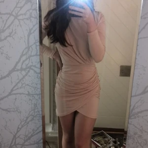 Fest klänning fr Ginatricot - Köpt på Ginatricot för 1 år sen. Endast testad men prislappen är bortklippt. Frakt tillkommer💖