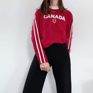 Röd långärmad ”Canada” tröja. Mycket bra skick och använd väldigt sparsamt. Frakt tillkommer!