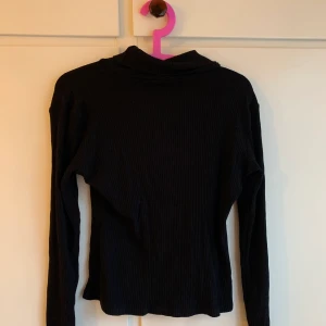 Hög turtleneck  - Svart hög turtleneck, knappt använd. Finns ingen lapp men skulle säga stl M.