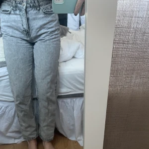 Mom jeans stl M  - Säljer mina mom jeans ifrån Gina i stl 34, dom är använda 5ggr max, köpta för 500kr säljer för 150+ frakt 
