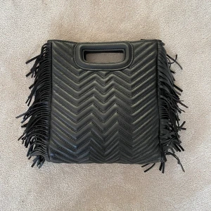 Maje väska  - Säljer min fina maje väska då den inte kommer till användning längre! Den är använd men väldigt bra skick 💕 