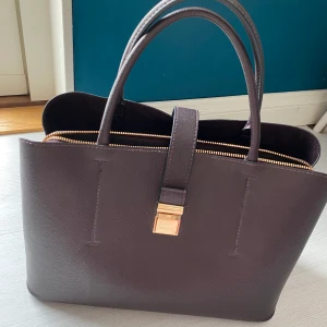 Vinröd/lila väska  - Använd 3 gånger! Nyskick! Många bra fack