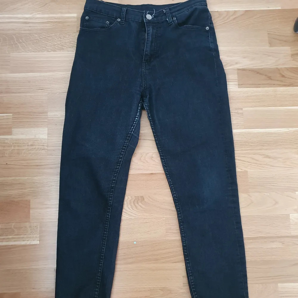 Svarta jeans i strl W29 L32. Köparen står för eventuell frakt♡. Jeans & Byxor.