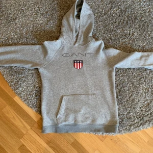 Gant hoodie - Grå gant hoodie som är i bra skick, inte använd jättemycket, storlek 170