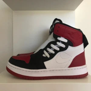 Jordan Air 1 Nova - Säljes då dem inte kommer till användning! Sparsamt använda och mer eller mindre i nyskick. Ett alternativ till vanliga Jordan 1s då dem ser likadana ut med långa byxor. Köptes för 1200kr så säljes billigt!! Köparen står för frakten 💜💜 