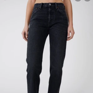 Acne jeans - Acne Studios 1997 used black, i storlek 29/34 och passar även någon med någon storlek mindre beroende på viljig passform😁😁 nypris 290€ och de är endast använda några gånger i därför i nytt skick🥰🥰