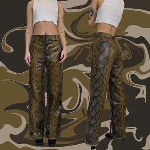 Byxor i skinn  - Snakeskin baby 🍩🧉🌰 från zara, skick någorlunda använda men still Fresh tho 