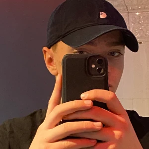 Carhartt Keps - En mörkblå keps från Carhartt i One Size men du kan ändra hur hårt den kan sitta bak på kepsen. Kepsen är köpt för 450kr.