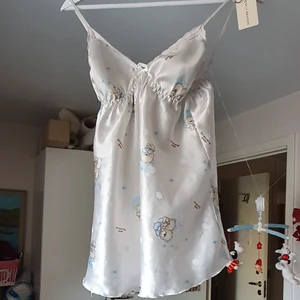 Söt och sexig satin klänning  - I mycket bra skick och passar till summer och indoors 