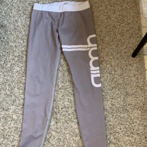 Amin tränings byxor - Snygga träningstights i grå i M men är på tok för små så passar mer XS/S köpta i femman huset 2019 finns inte kvar att köpa vad jag har sett köpta för 599 tänker mig runt 200 + frakt pris kan såklart diskutera 💖