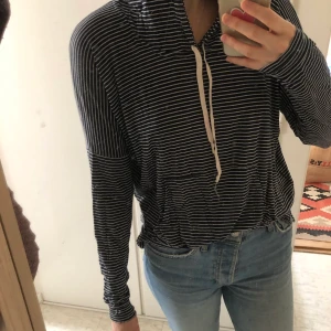 Hoodie  - Supersomrig hoodie från Brandy Melville. Tunt stretchigt material som sitter rätt löst på mig som är en storlek S-M. Möts i Sthlm eller fraktar. Köparen står för frakt.