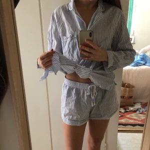 Pyjamas - Somrig pyjamas i tunt skönt tyg. Aldrig använd men behöver strykas lite för den legat i en byrålåda ett tag. Möts i Sthlm eller skickar, köparen står för frakt.