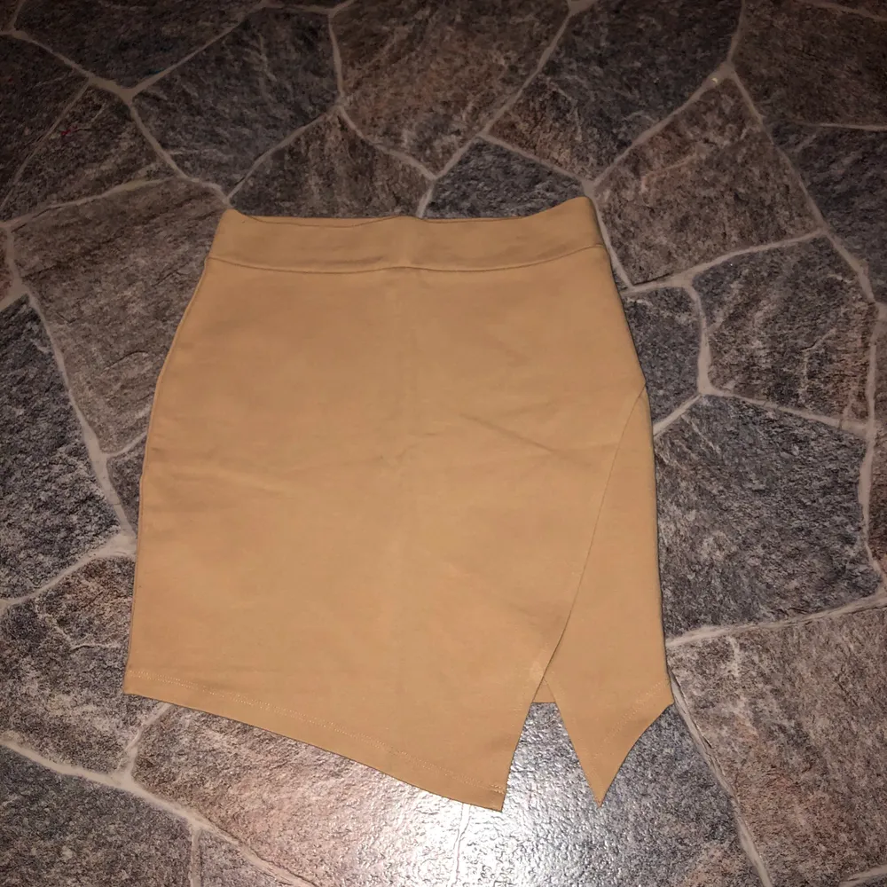 Beige kjol i storlek S, tyvärr har den bara blivit liggande i garderoben och aldrig använts. 70kr har även en likadan i svart i strl XS. Kjolar.