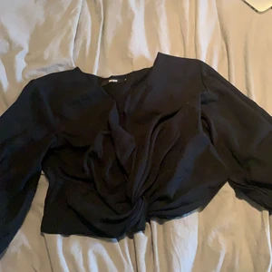 Svart blus från bikbok  - Aldrig använt denna blusen eftersom den är för stor för mig. Frakten ingår i priset!