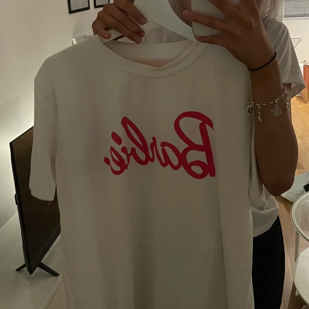 Barbie T-shirt från Missguided! Vet inte storlek men skulle säga att den passar allt från XS till M då den är lite oversized. Superfin & använd ca en gång! Kan tänka mig sälja billigare vid snabb affär!. T-shirts.