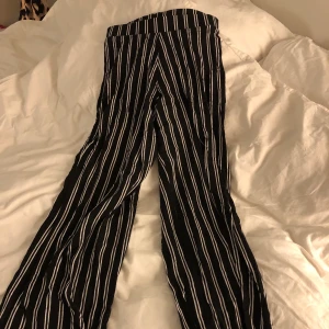 Randiga utsvängda byxor  - Randiga utsvängda mjukisbyxor från Gina. Fåtal gånger använda 💘