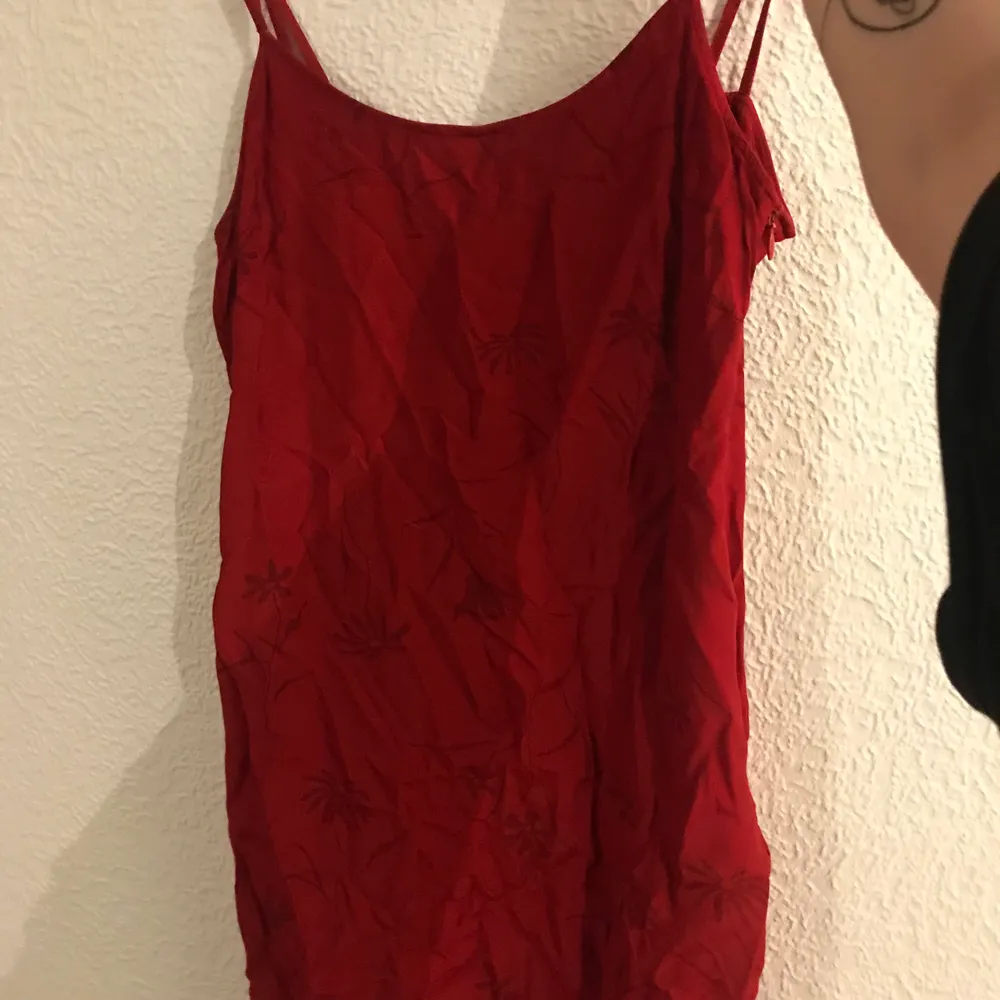 Superfin röd  klänning från esprit! Fint skick men lite skrynklig på bilden!  Står 38 men skulle säga att den är mer en 36/ s . Klänningar.