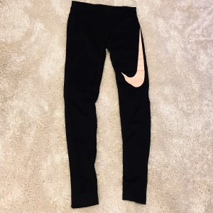 Skitsnygga Nike tights 🖤 - Säljer dessa snygga träningstightsen från Nike! 🖤 I storlek XS men sitter snyggt på mig som vanligtvis har S och är 175cm! Byxorna har snörning i midjan på insidan. Kontakta mig privat om du har frågor 🤍