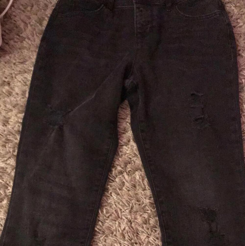 Svarte skinny jeans men noen hull rundt om på bena. Aldri brukt og selges fordi den aldri blir brukt. Den passer som en xs-s. Kjøper betaler frakt.. Jeans & Byxor.