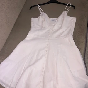 NA-KD klänning - Vit kort klänning från NA-KD i storlek 38. Oanvänd då den är för liten för mig. Köptes för 399kr. Kan skickas men då står köparen för fraktkostnader.