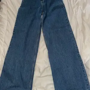 Säljer mina jeans som tyvärr var för lång och för tight. Jag har inte använt det (endast testade) it’s brand new (I only accept Swish) Köparen står för eventuellt frakt. 