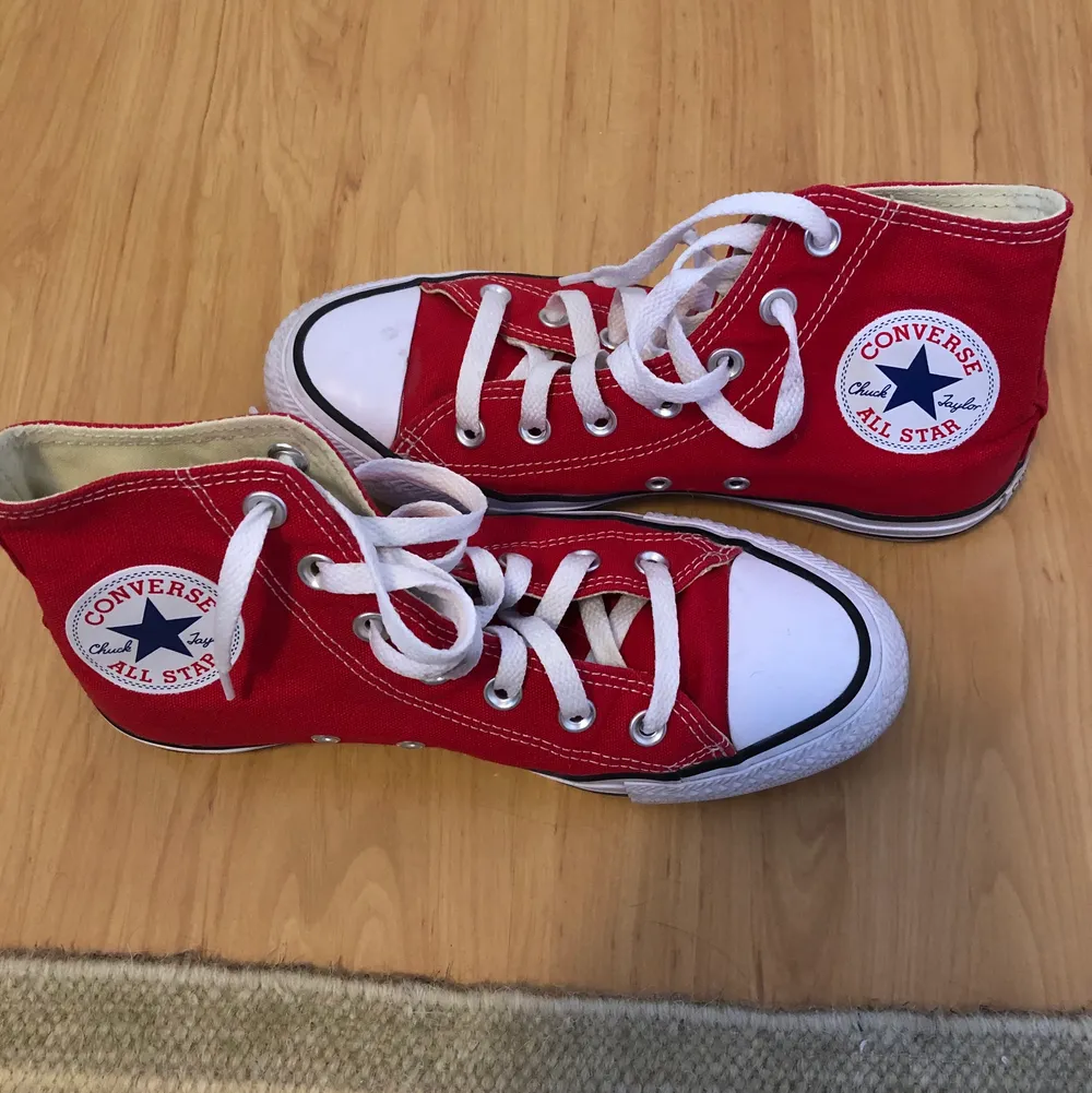 sååå snygga röda converse 😎 använda max 20 gånger så dem är i ett jättefint skick!! vid köp tvättas skorna för hand och snörena i tvättmaskin innan de skickas iväg! skicka för fler bilder eller frågor! frakt tillkommer på 66 kr. säljer igen på grund av oseriös köpare😇. Skor.