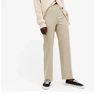 Byxor från monki - Byxor jag köpte från monki,  säljer de eftersom de är för stora,  anväde de typ 3 gånger