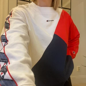 Champion sweatshirt  - Skön sweatshirt med många fina detaljer från Champion. Köpt på Junkyard men slutsåld så passa på😋