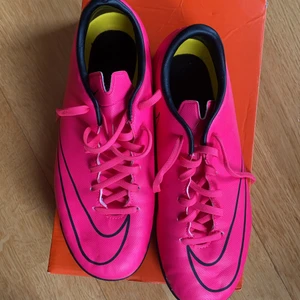 Inomhus fotbollsskor Strl 37.5 - Ett par Rosa Nike fotbollsskor i Strl 37.5