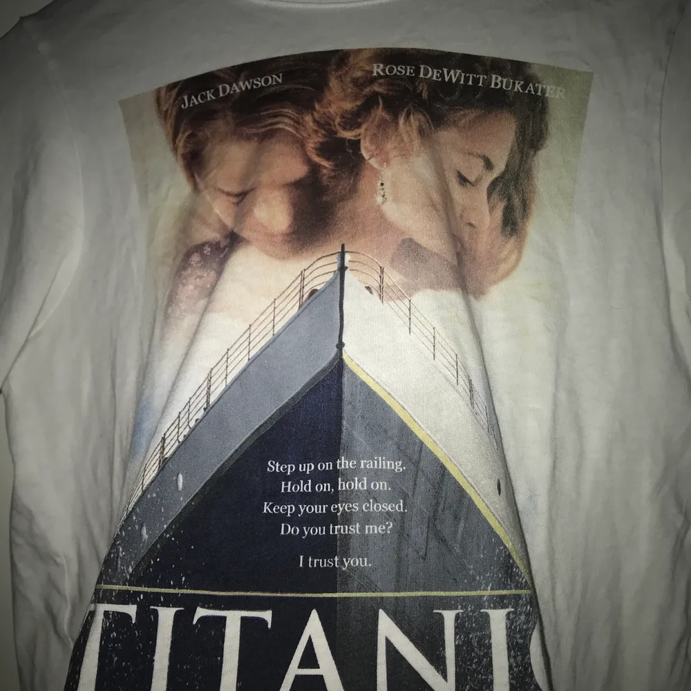 Tshirt med titanic trygg, bra kvalitet, xs men passar bra till s. Köpare står för frakt, tror fraktinfo stämmer 💓. T-shirts.