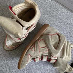 Isabel marant  - Skor, stl. 39, Dam Mycket fina Isabel marant skor. Str.39!  Använt få gånga, men det syns knappt, väldigt fina.  Beige/röda.   Ord pris 4400kr  