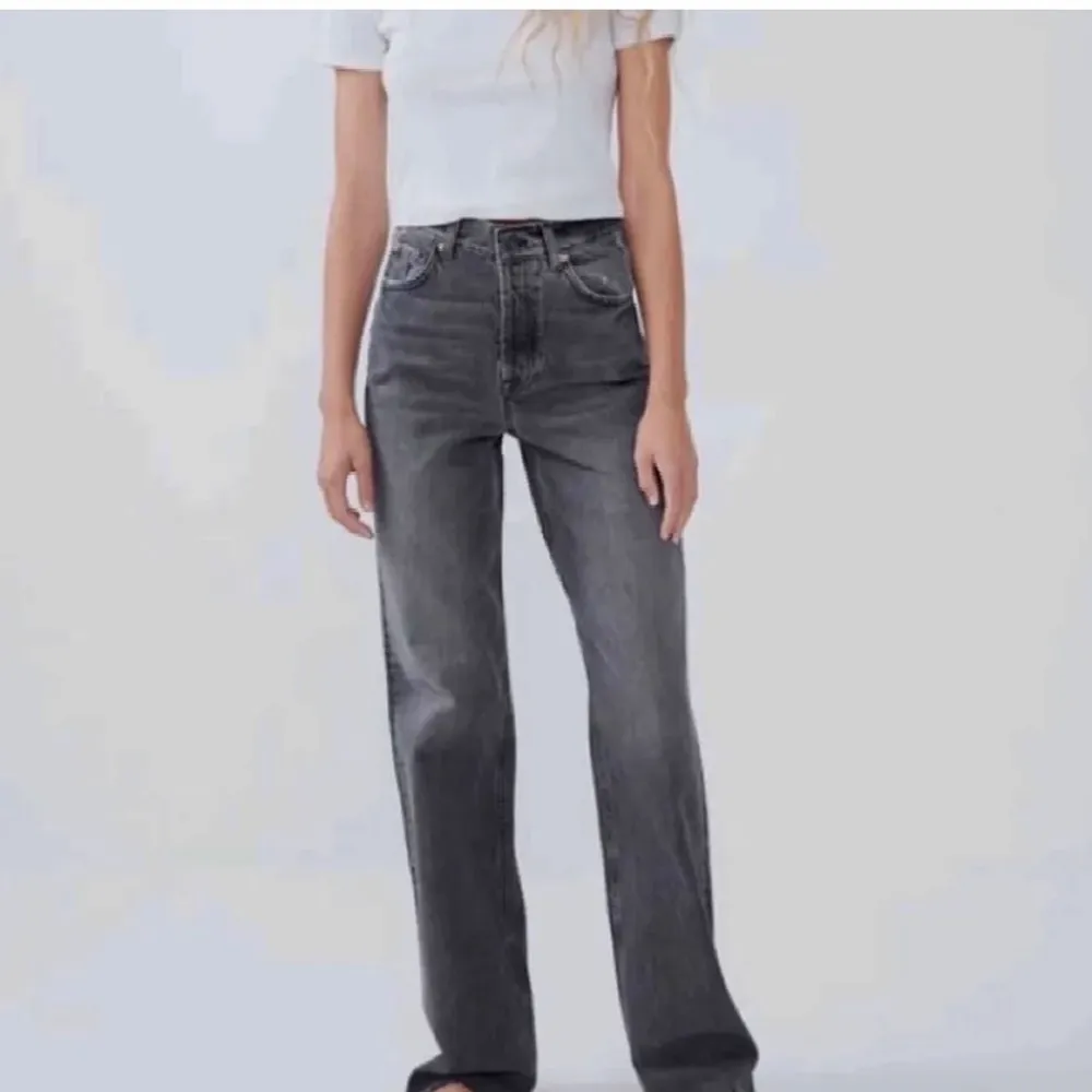 Skitnajs jeans från zara i storlek 38. De är använda men i nyskick. Jag är 180 och de går över foten på mig, går såklart att klippa till egen längd! Denna modell säljs inte längre💕 . Jeans & Byxor.