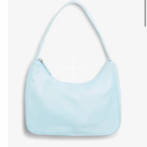 ljusblå väska - säljer denna fina väskan ifrån monki, endast använd fåtal gånger💙 frakt ingår inte i priset, skriv för fler bilder!