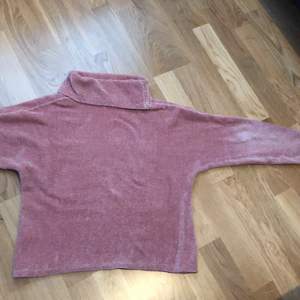 En tröja från LINDEX som är för tjejer från 8-10 år (134-140). 