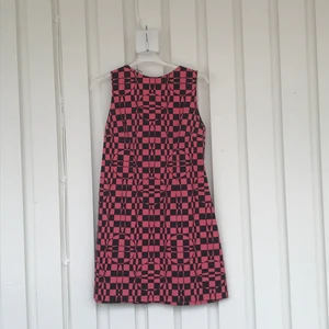 60-tals klänning Twiggy - Såå fin retro vintage klänning som tyvärr är för liten kan därför inte visa den på. Märkt stl S men tycker att den är XS-S. Pris 250 kr plus porto för denna unika pärla som du garanterat blir ensam om att glänsa i härliga sommardagar. ☀️