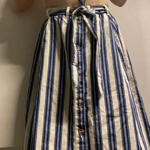 Säljer denna jättefina kjol, perfekt till sommaren! Den är använd ca 3 gånger och är i väldigt fint skick. Jag är ca 1,65cm och den går till lite under knäna på mig. Om du har några frågor är det bara att höra av dig! Köparen står för frakt☺️