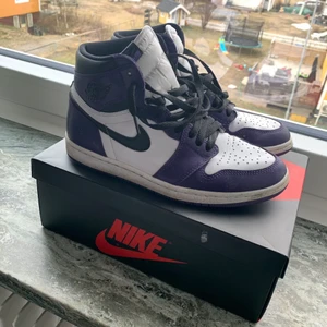 Nike Jordan 1 High ”court purple 2.0” - Säljer mina Jordan 1 High court purple 2.0. Skorna är i bra skick då jag inte använd de så mycket pga för små. Har extra vita snören som följer med och OG box. Buda i kommentarerna:)